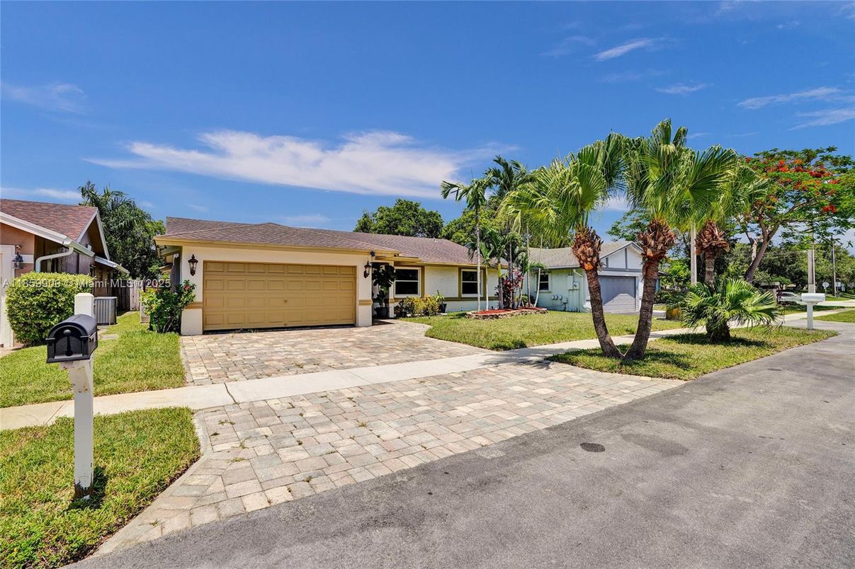 Attached, Exterior, Facade, Ranch