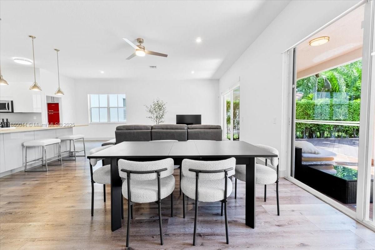 Dining room, Interior, Kitchen, Pendant Lights, Recessed Lighting, Wood Texture Flooring