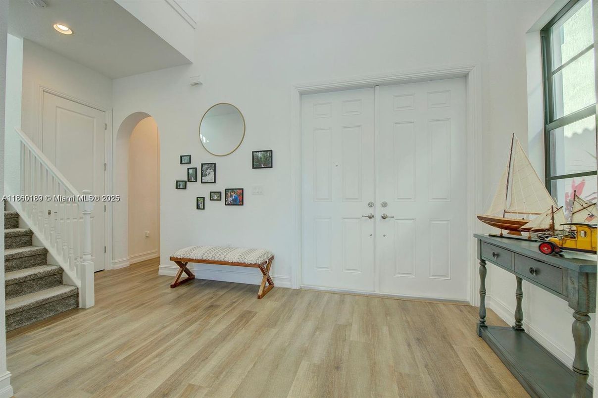 Interior, Recessed Lighting, Wood Texture Flooring