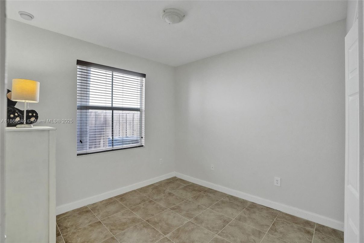 Empty room, Interior