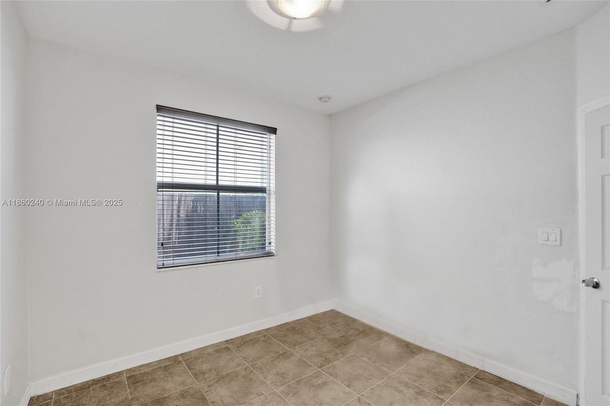 Empty room, Interior