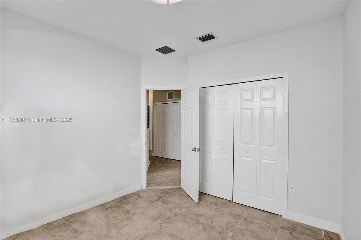 Empty room, Interior