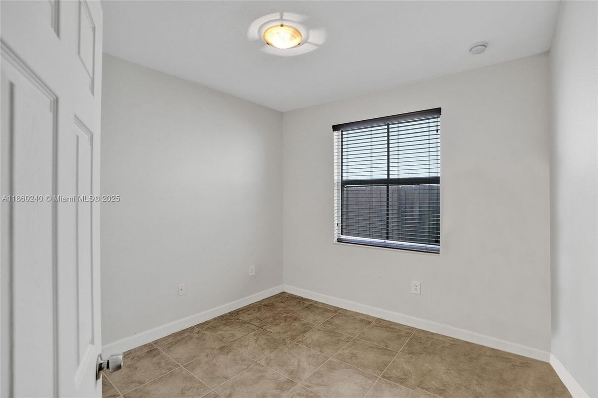 Empty room, Interior
