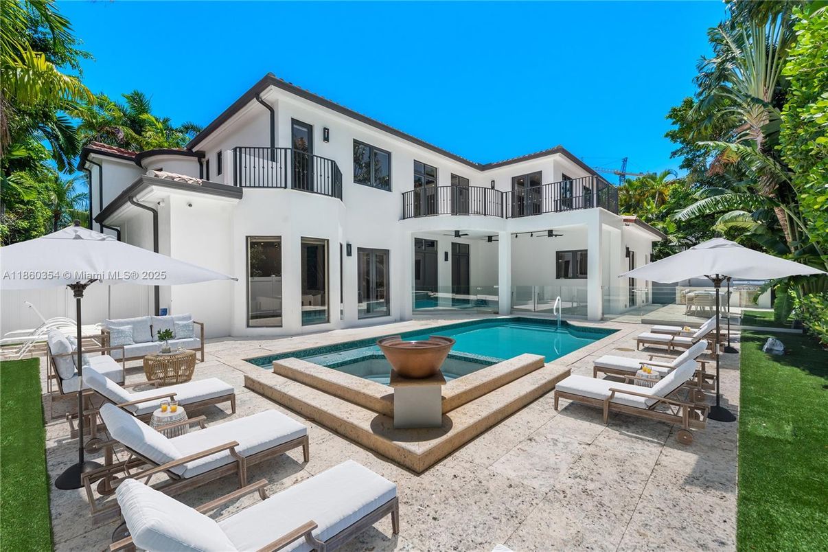 Exterior, Outdoor Kitchen, Pool
