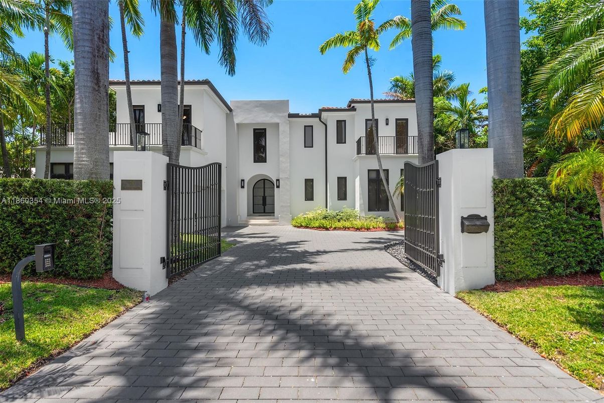 Exterior, Facade, Spanish Mediterranean