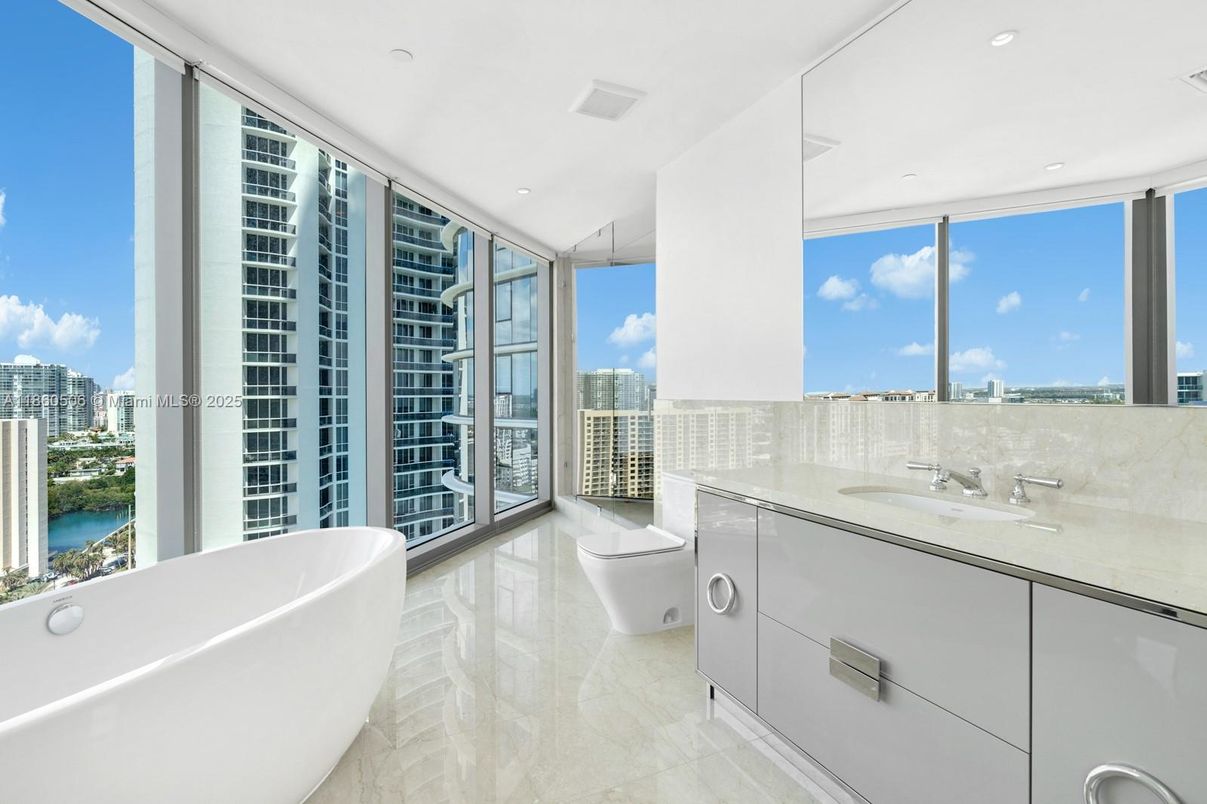 Bathroom, Free Standing Baths, Interior, Recessed Lighting, Water
