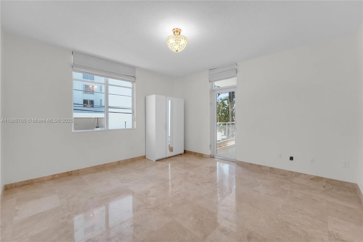 Empty room, Interior