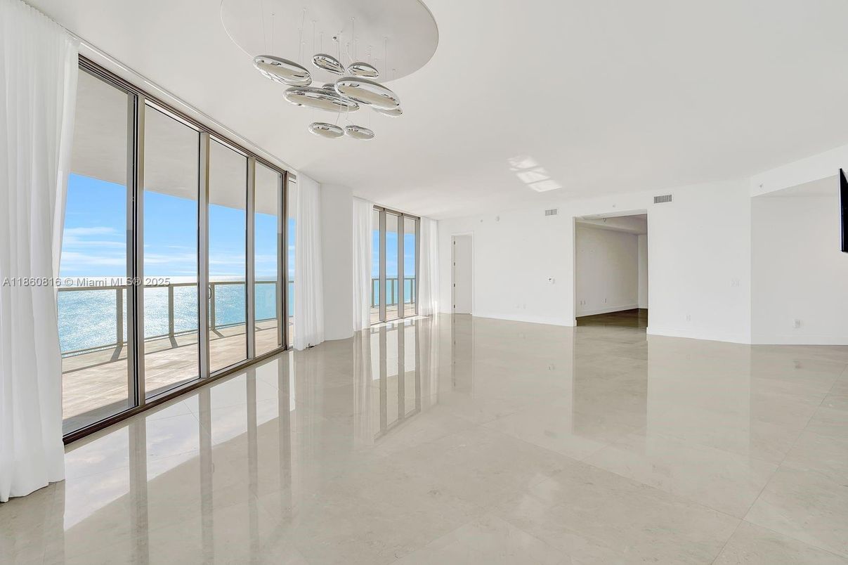 Empty room, Interior, Water
