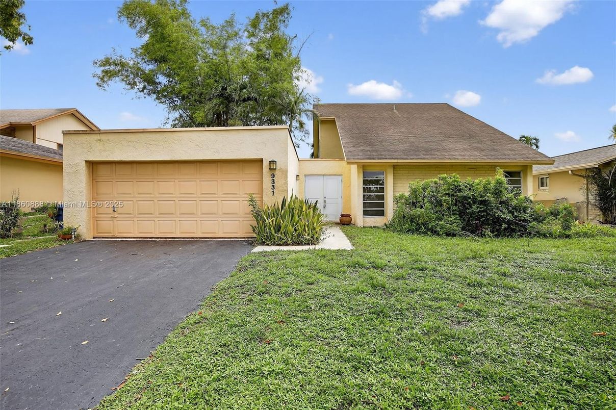 Attached, Exterior, Facade, Ranch