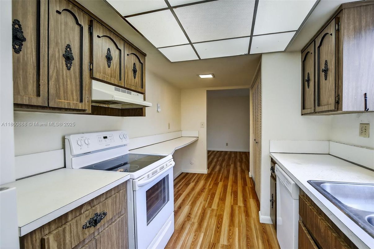 Interior, Kitchen, Recessed Lighting, Wood Texture Flooring