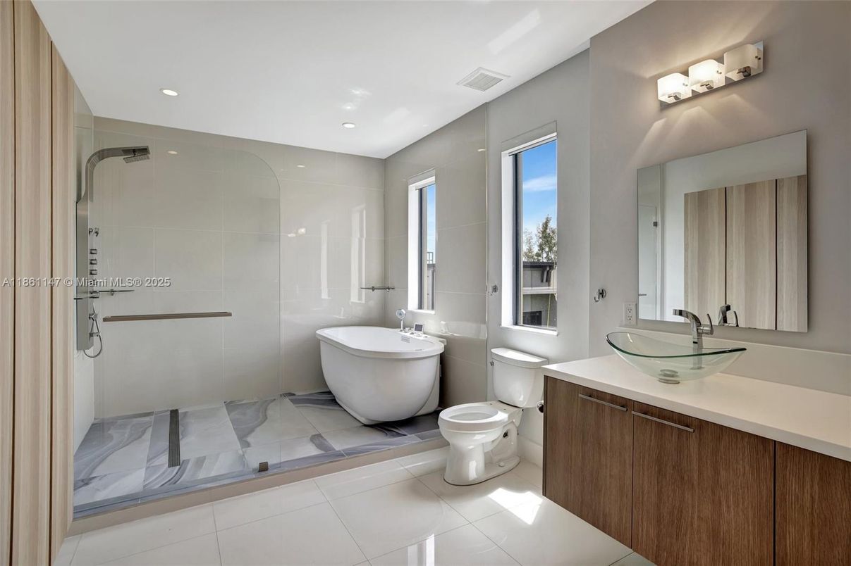 Bathroom, Dual Sink Vanities, Interior, Recessed Lighting