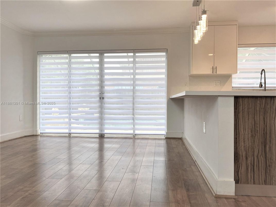 Interior, Pendant Lights, Wood Texture Flooring