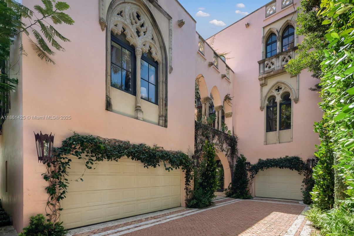 Attached, Exterior, Facade, Spanish Mediterranean