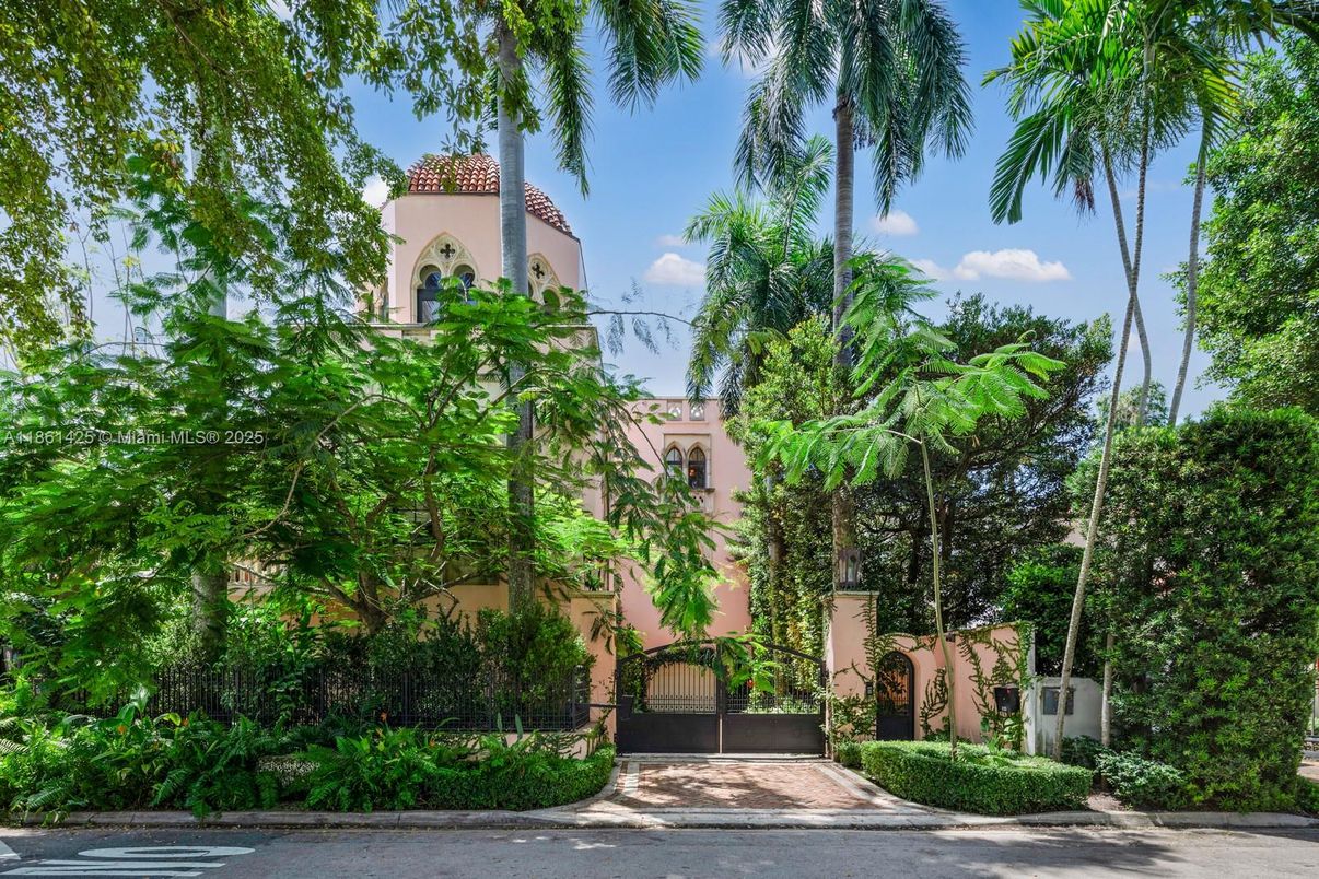 Exterior, Facade, Spanish Mediterranean