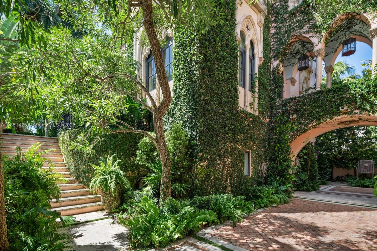 Exterior, Facade, None