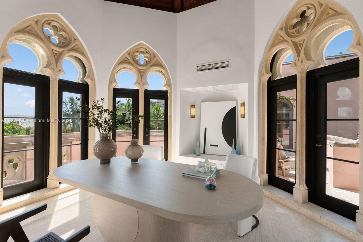 Home Office, Interior