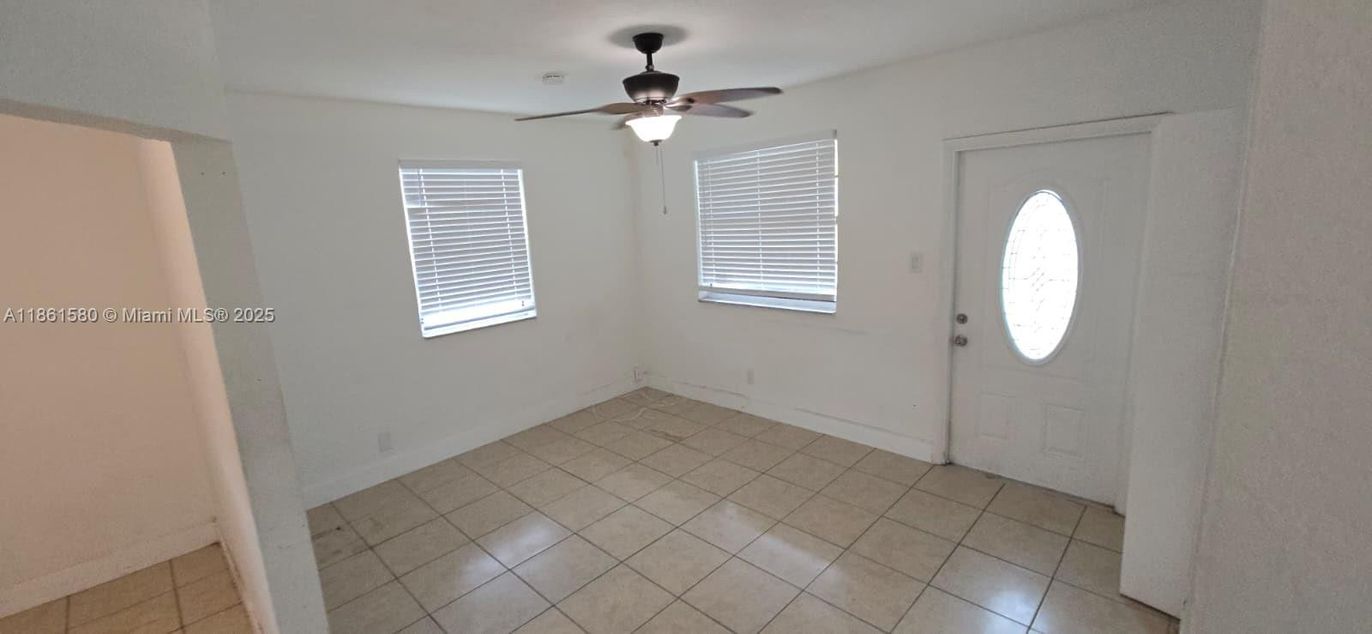 Empty room, Interior