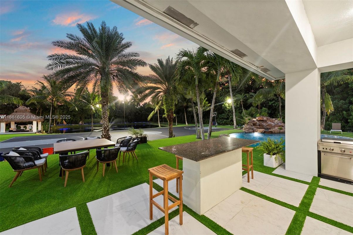 Exterior, Outdoor Kitchen, Pool