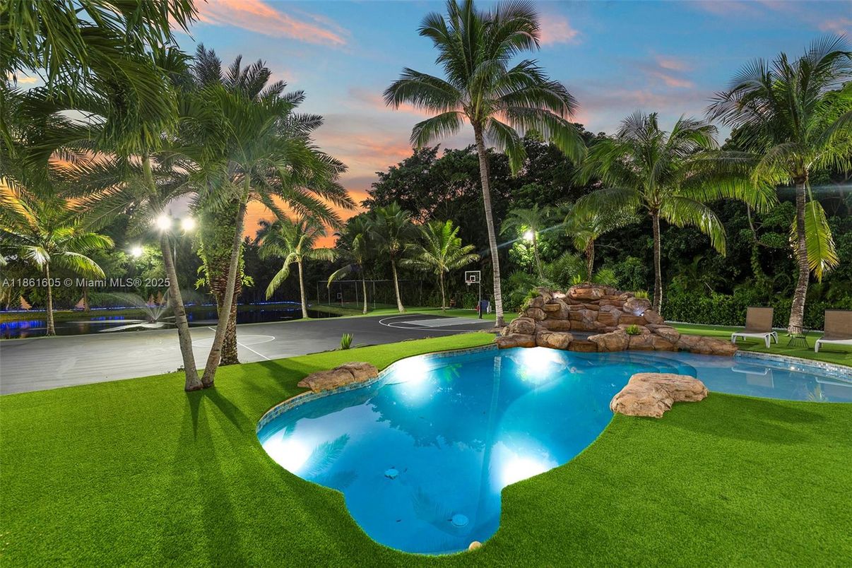 Exterior, Pool