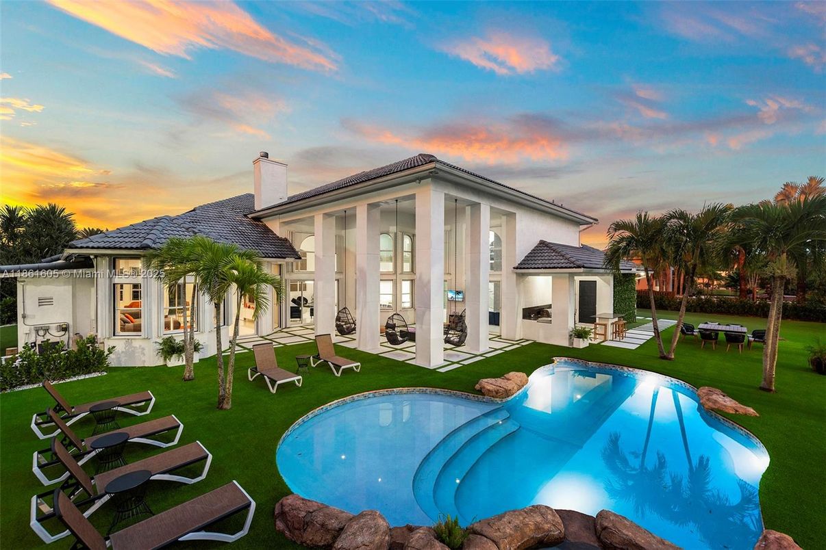 Exterior, Pool