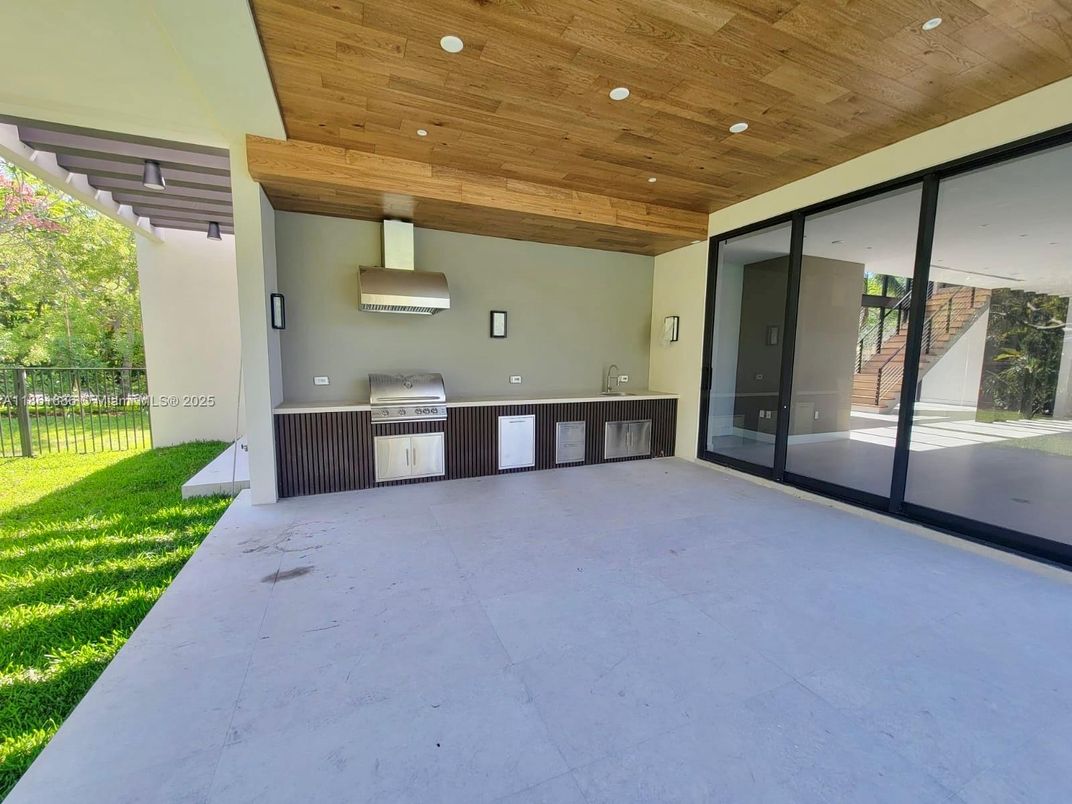 Exterior, Outdoor Kitchen