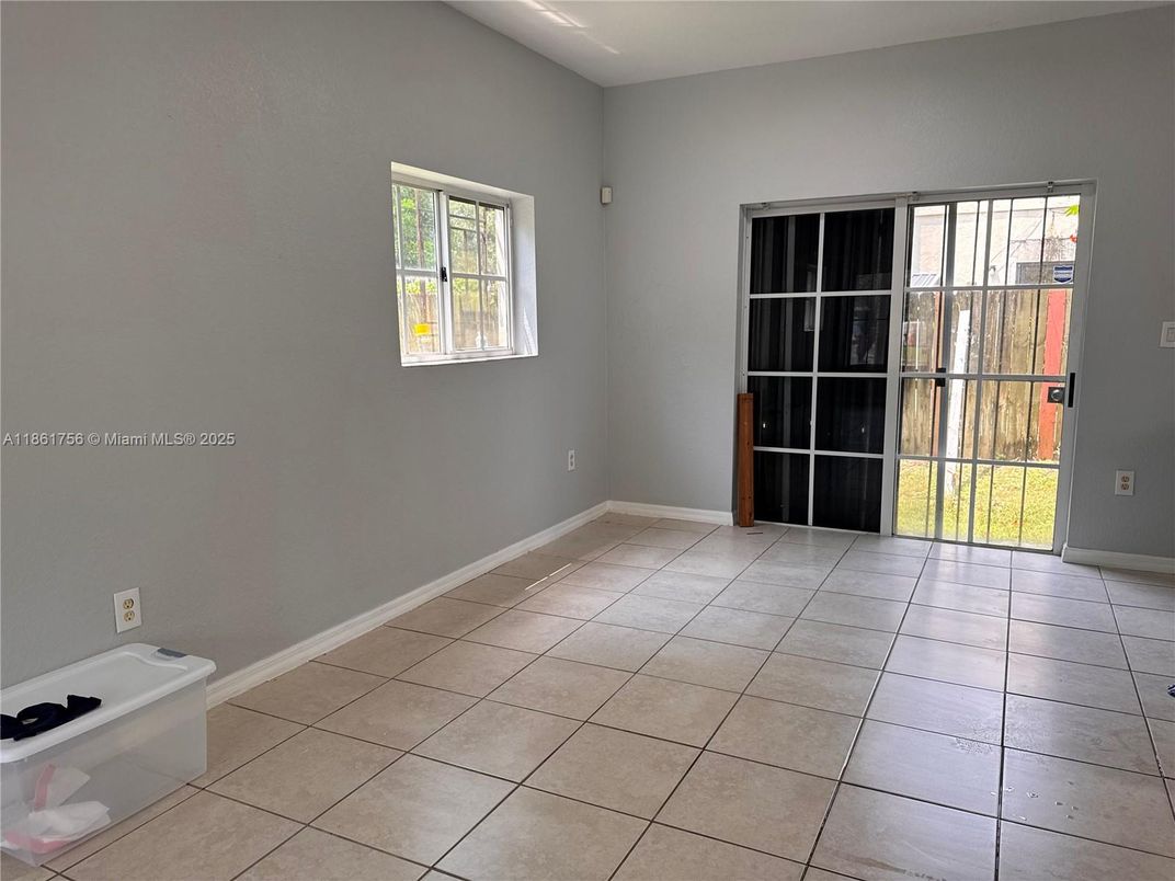 Empty room, Interior