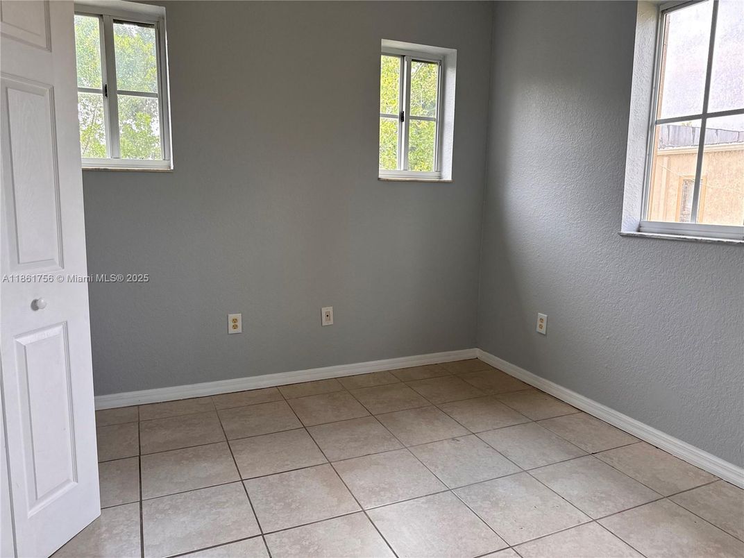 Empty room, Interior