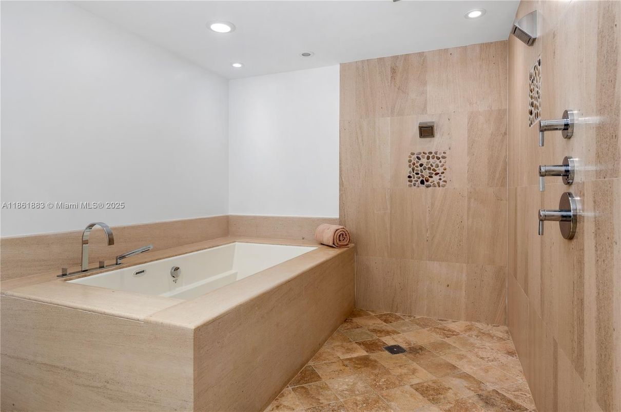 Bathroom, Interior, Recessed Lighting