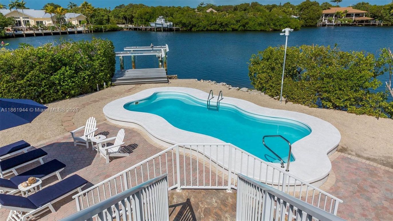 Exterior, Pool, Water