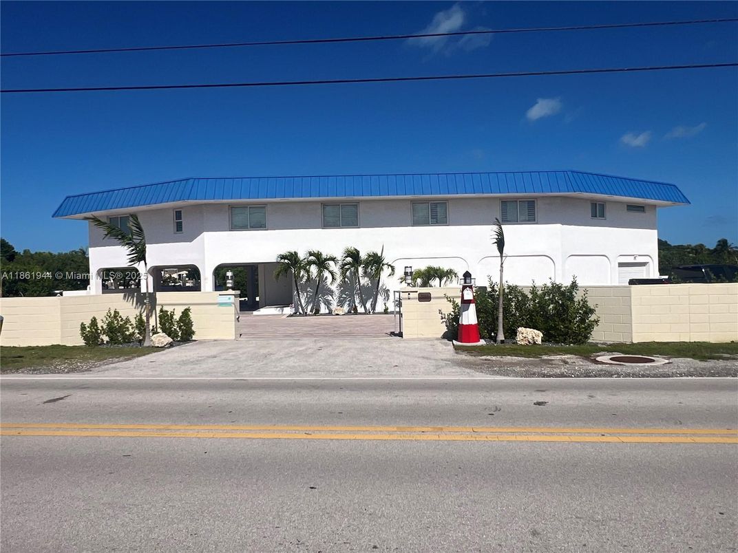 Exterior, Facade, Modern