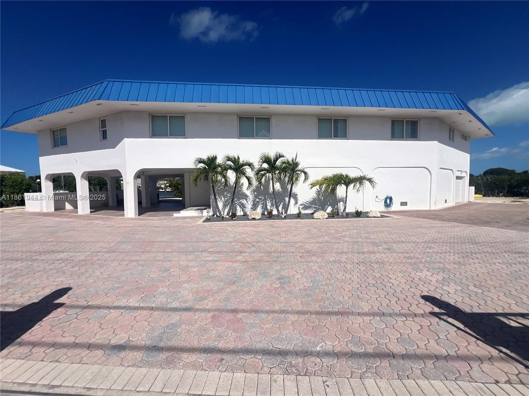 Exterior, Facade, Ranch