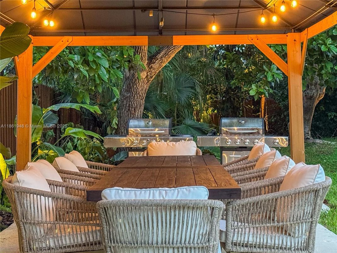 Exterior, Outdoor Kitchen