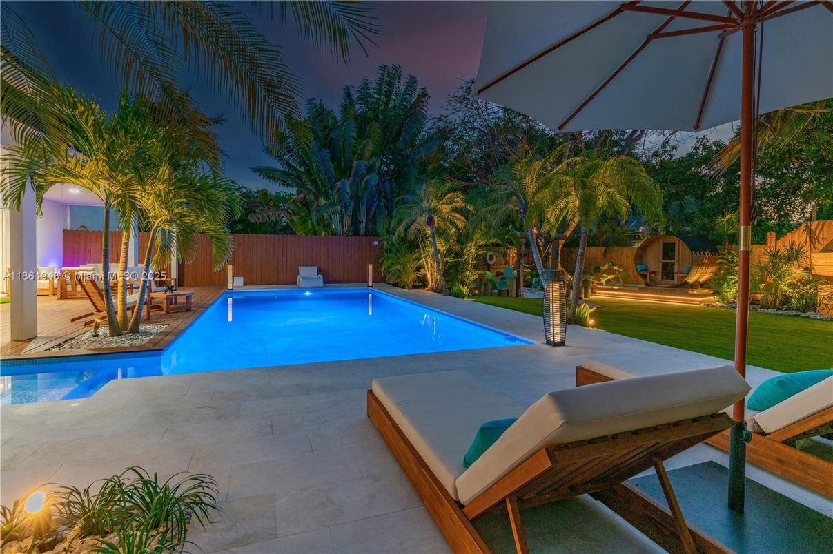 Exterior, Pool