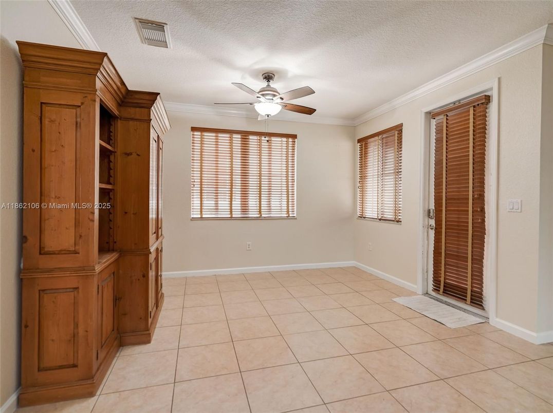 Empty room, Interior