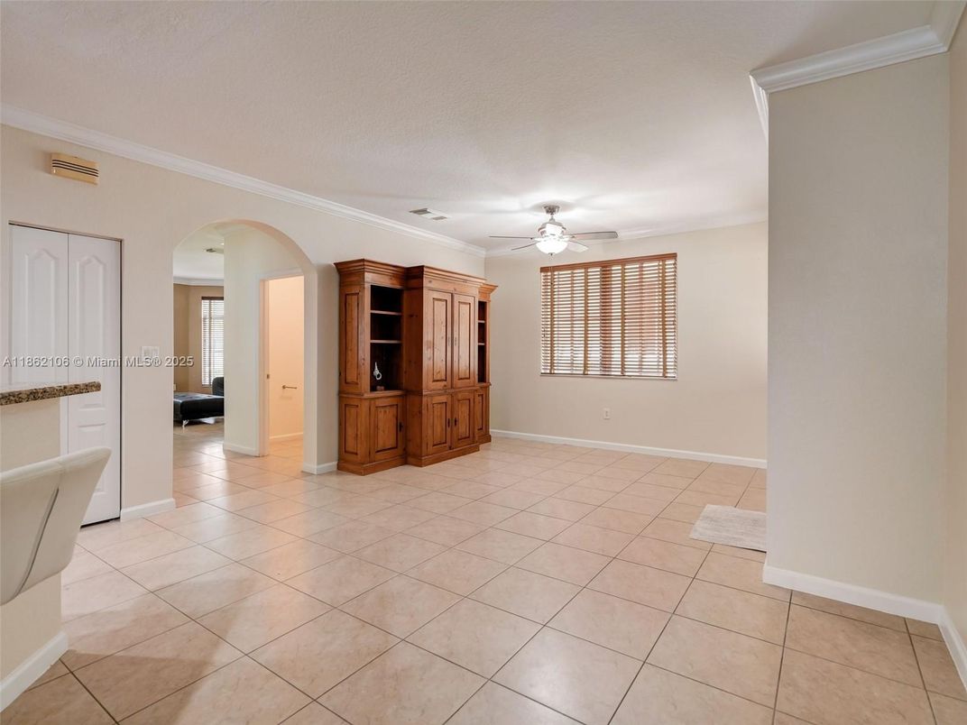 Empty room, Interior