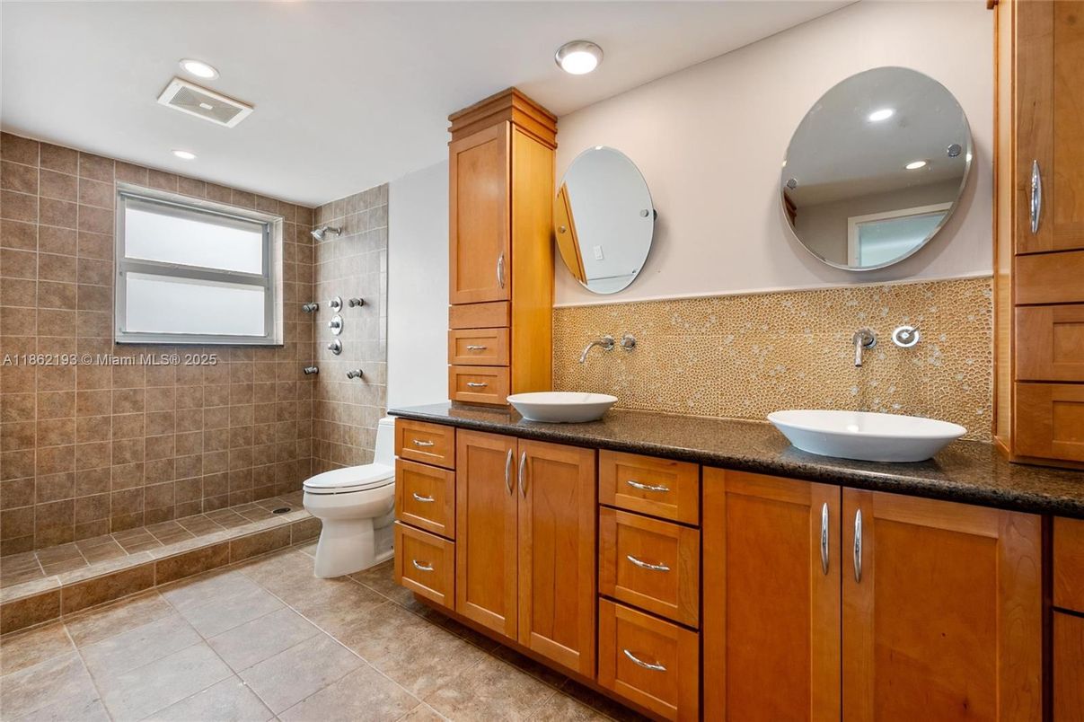 Bathroom, Dual Sink Vanities, Interior, Recessed Lighting