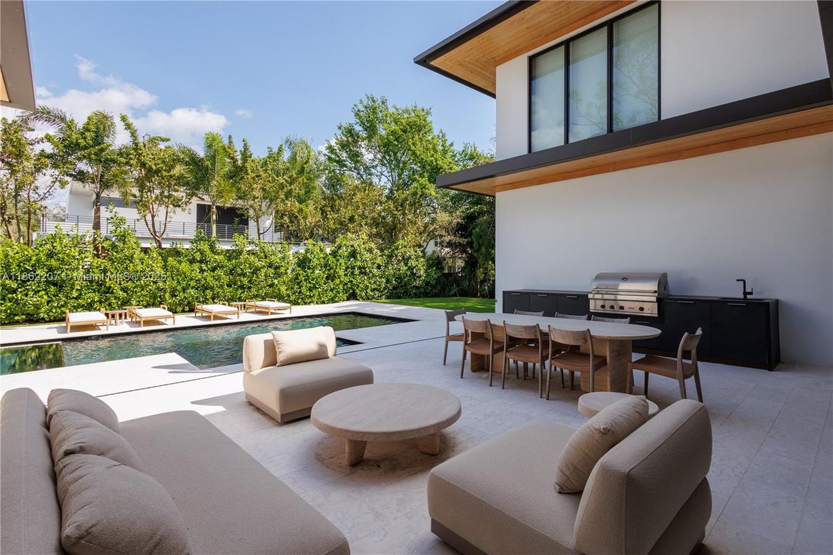 Backyard, Exterior, Outdoor Kitchen