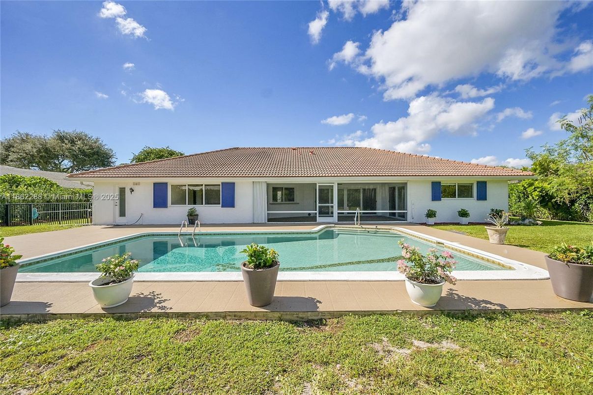Exterior, Pool