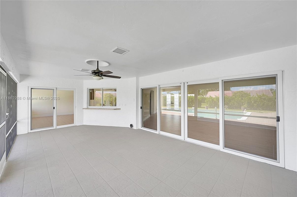Empty room, Interior