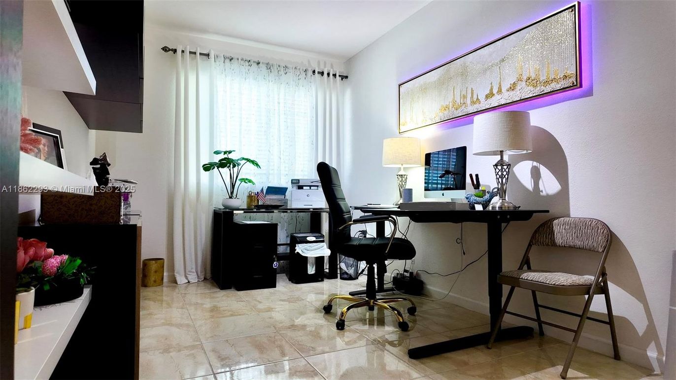 Home Office, Interior