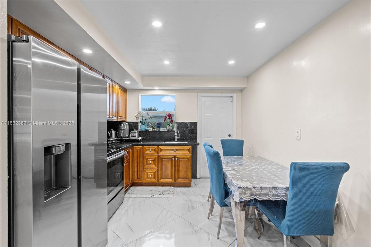 Dining room, Interior, Kitchen, Marble, Recessed Lighting, Stainless Steel Appliances