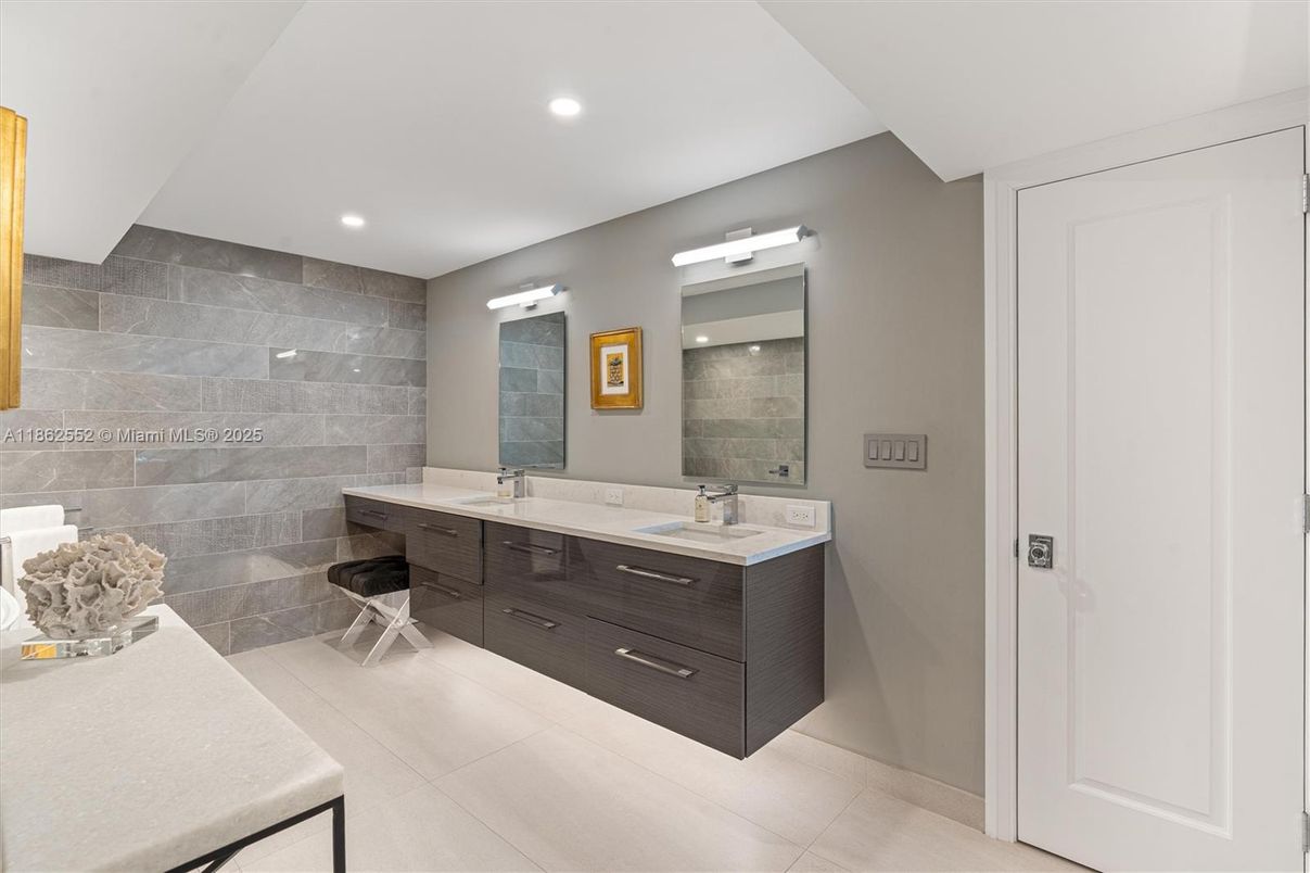 Bathroom, Dual Sink Vanities, Interior, Recessed Lighting