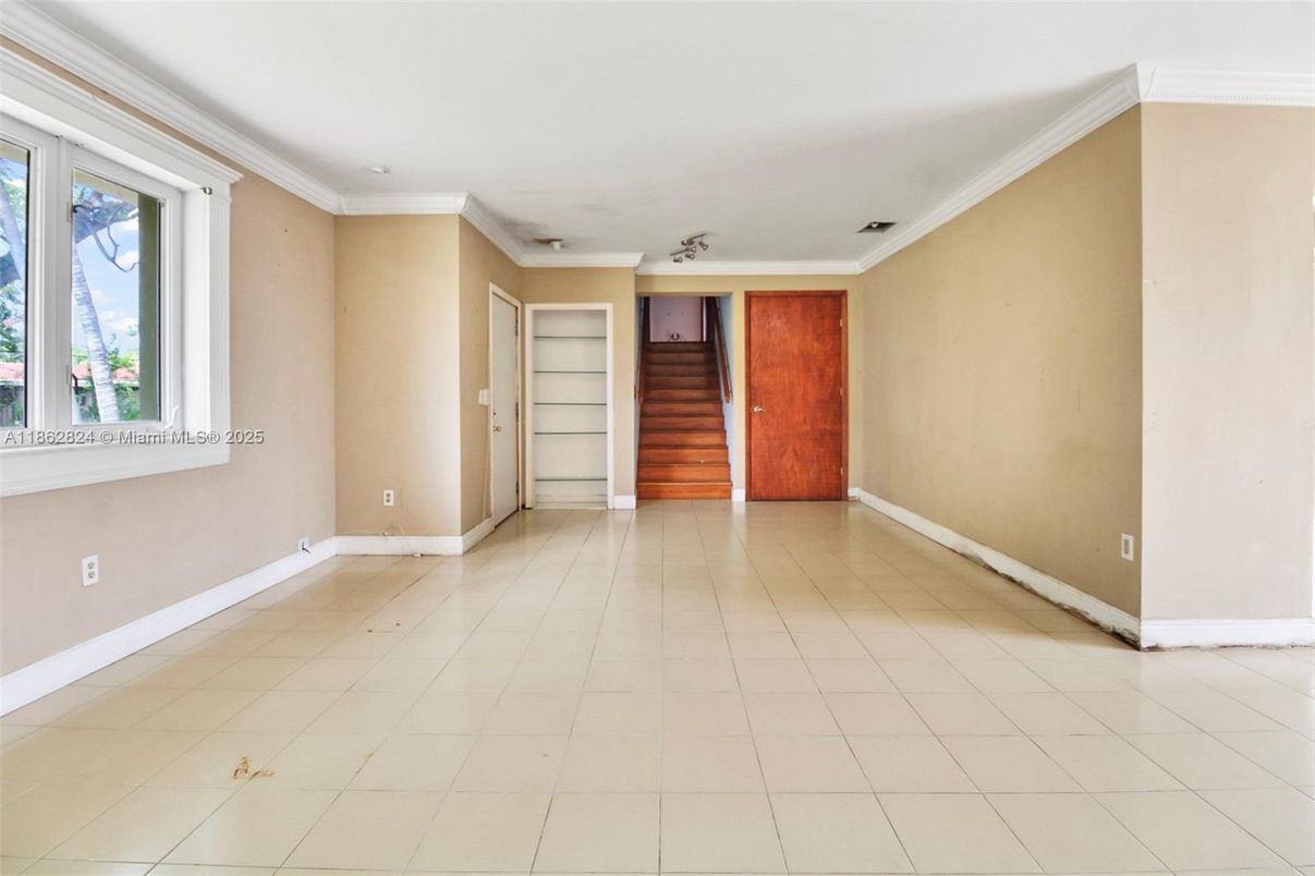 Empty room, Interior