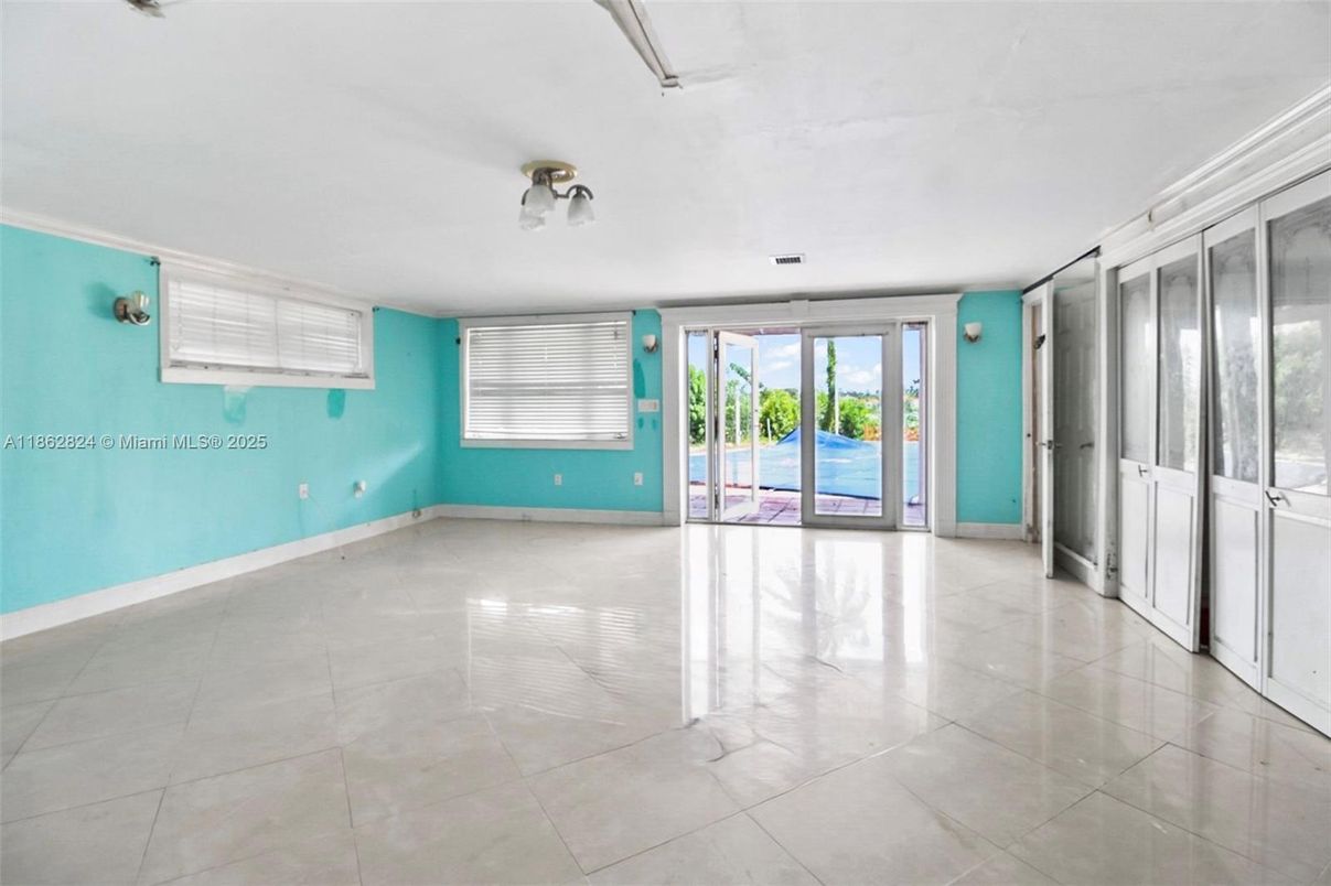 Empty room, Interior