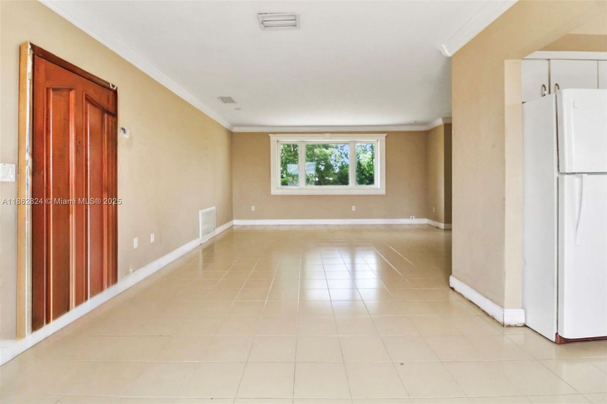 Empty room, Interior