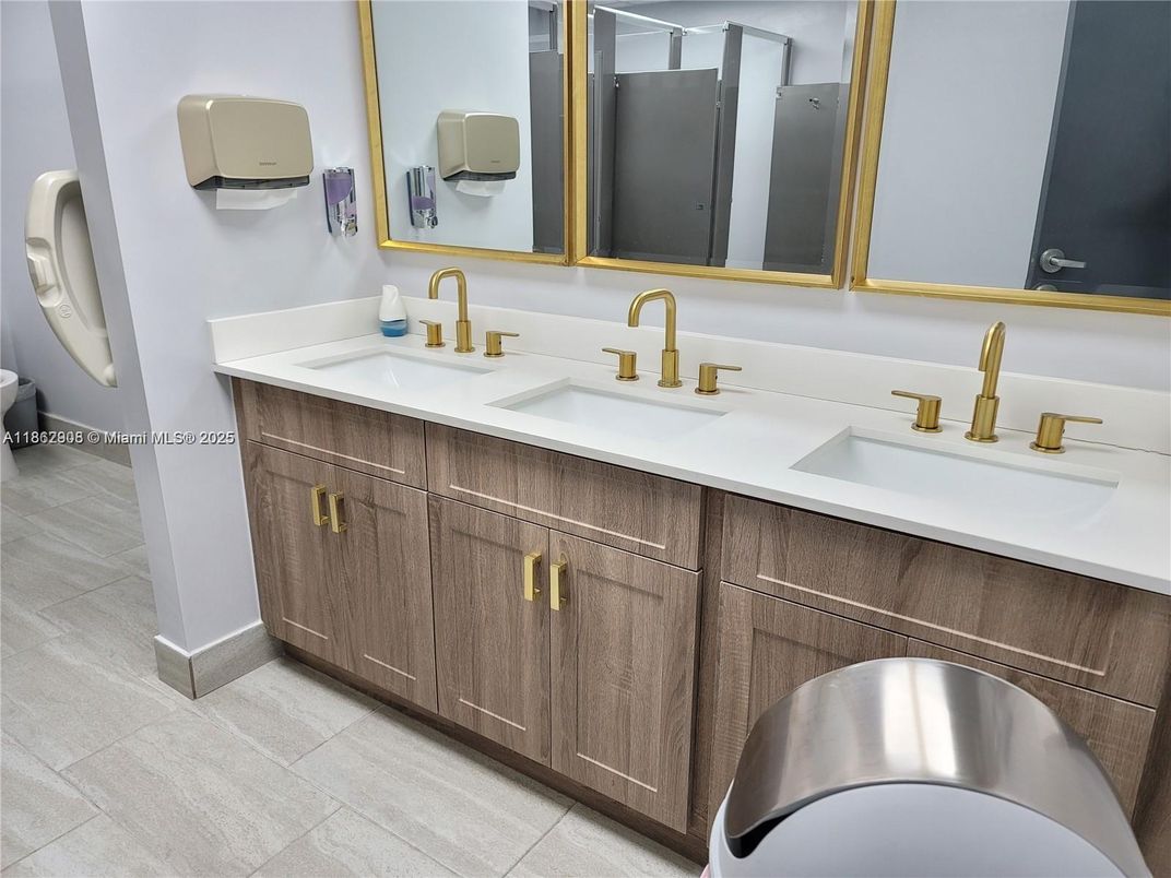 Bathroom, Dual Sink Vanities, Interior