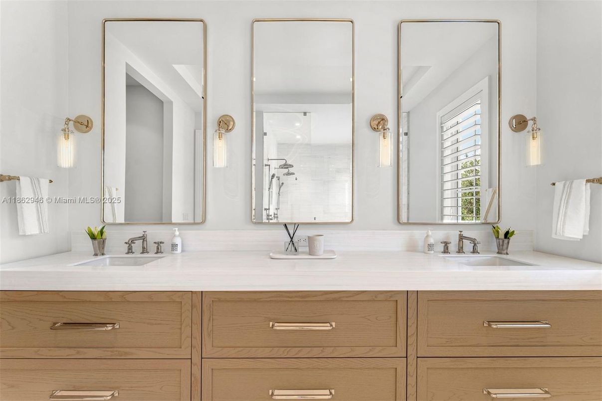 Bathroom, Dual Sink Vanities, Interior