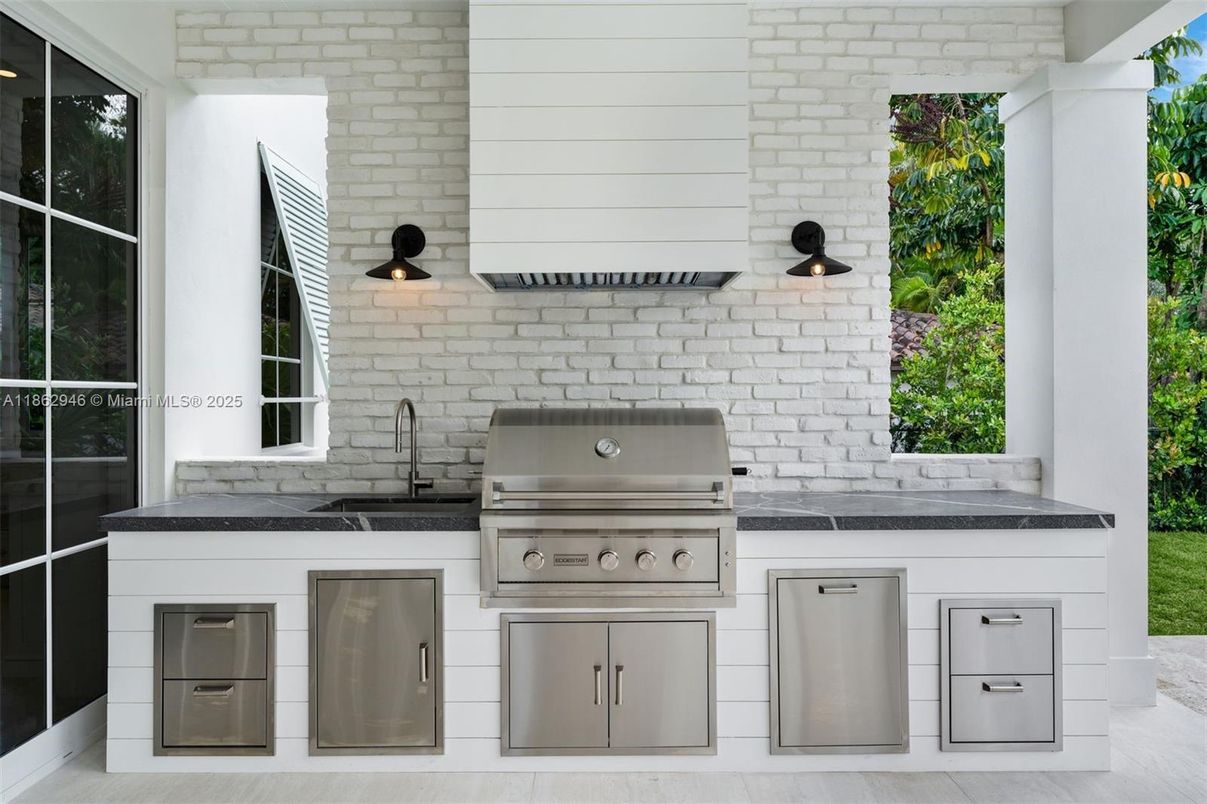Exterior, Outdoor Kitchen
