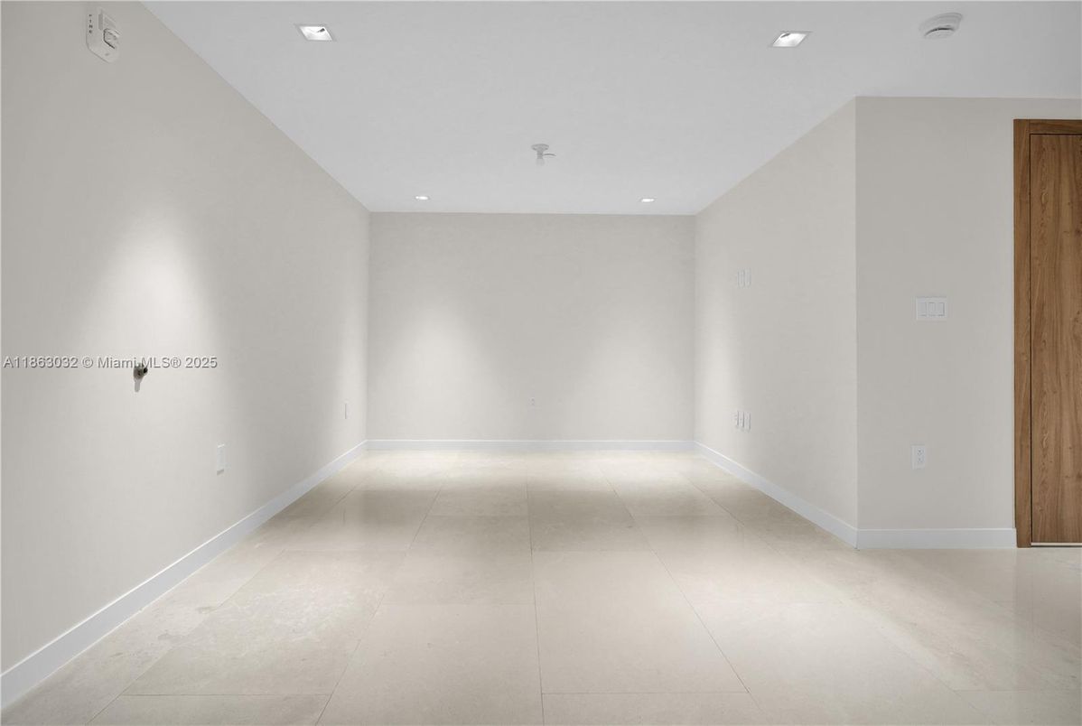 Empty room, Interior, Recessed Lighting