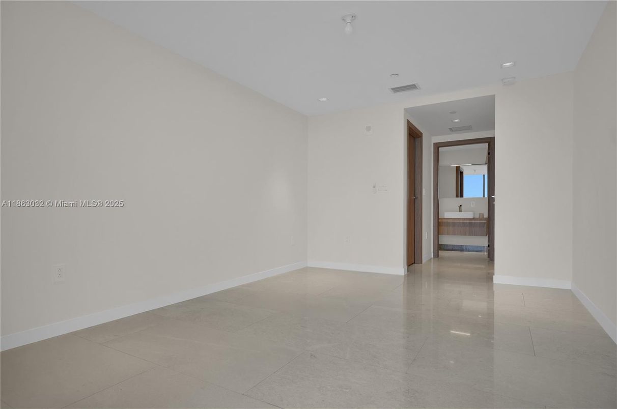 Empty room, Interior, Recessed Lighting